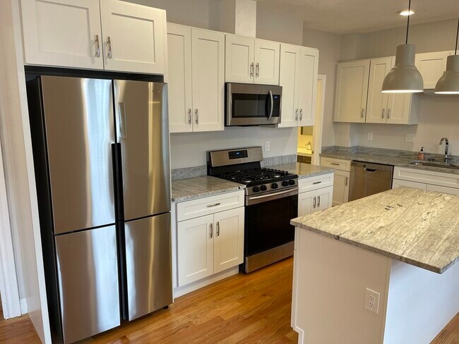 Building Photo - 79 Newton St