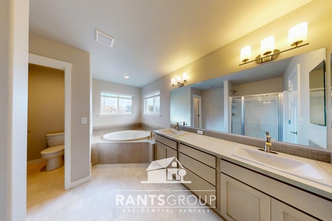 Building Photo - Modern 3-Bed Home in Steilacoom Ridge w/ A...