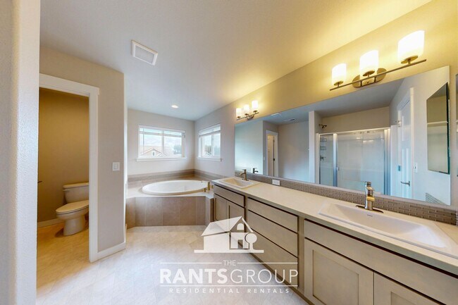 Building Photo - Modern 3-Bed Home in Steilacoom Ridge w/ AC, Fenced Yard and Easy Commute to JBLM!