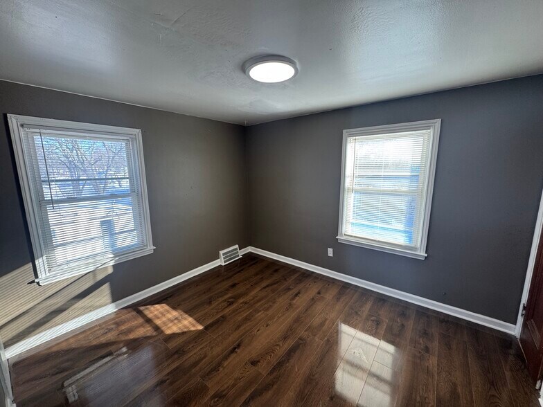 Building Photo - 9200 Evergreen Ave