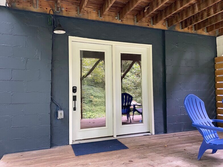 Private Entrance to 1 Bed/1 Bath Efficiency Apartment - 173 State St