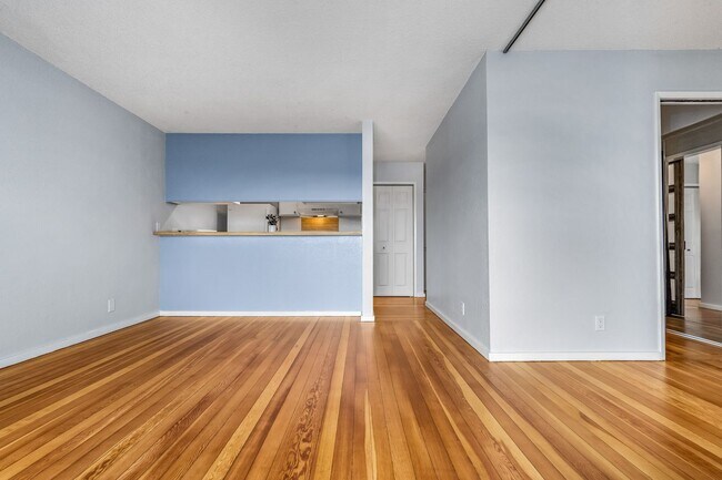 Building Photo - Beautifully Renovated 1 Bedroom/1 Bath Iao...