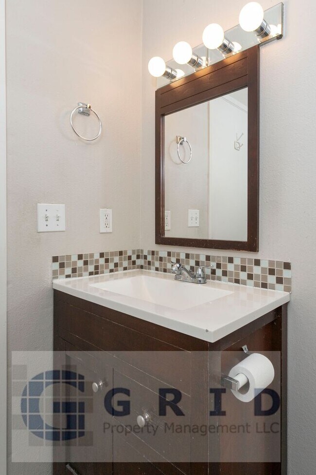 Building Photo - Two Bedroom Apartment Available - Private Yard Space - $500 MOVE IN SPECIAL!