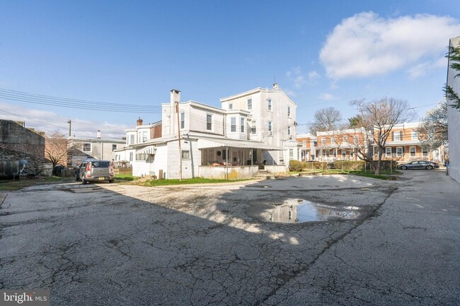 Building Photo - 459 Martin St