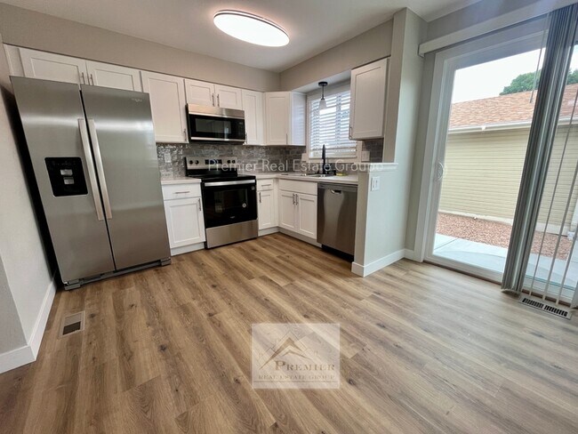 Building Photo - 8059 Lexington Park Dr