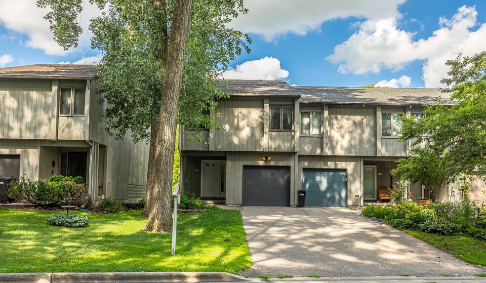 Primary Photo - 2931 Marina Dr