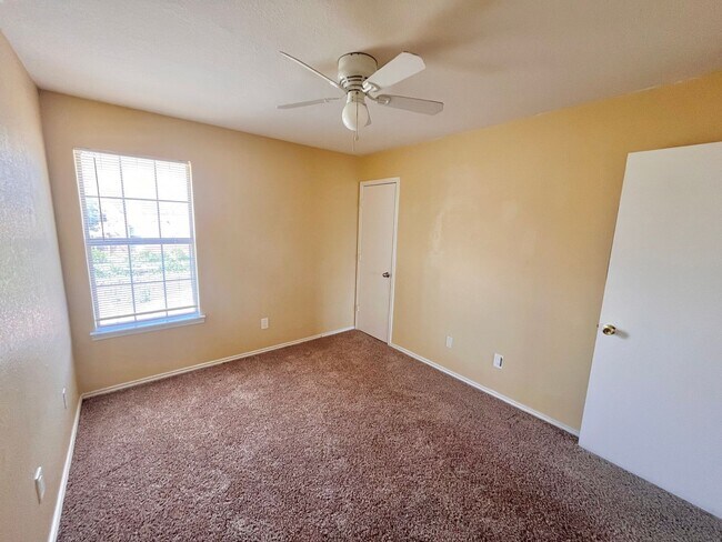 Building Photo - 1703 Benttree Dr Unit C