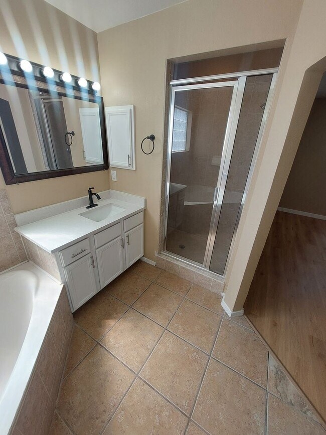 Building Photo - 4 BEDROOM 3 BATHROOM HOME! fully remodeled...