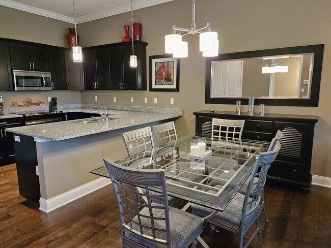 Building Photo - Seasonal Short-Term 2 Bedroom, 2.5 Bath Multi-Level Condo with Balcony and Patio located on Venic...