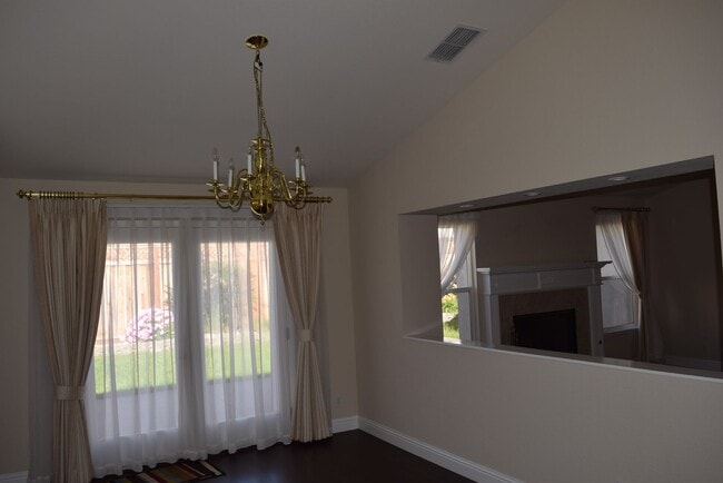 Building Photo - Spacious 5-Bedroom Home for Rent