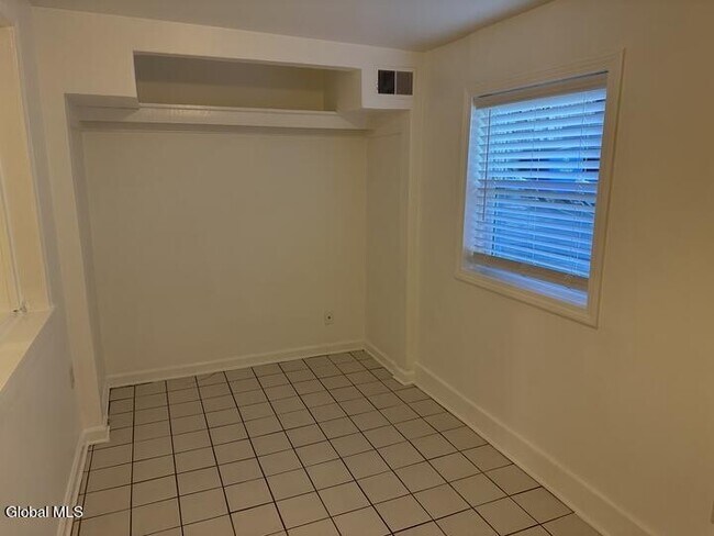 Building Photo - 31 Elm St