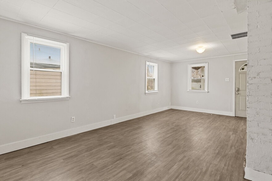 Building Photo - 1800 W 19th St