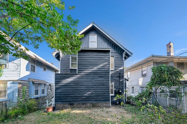 Building Photo - 5 Bedroom Home Near Central Park and Centr...