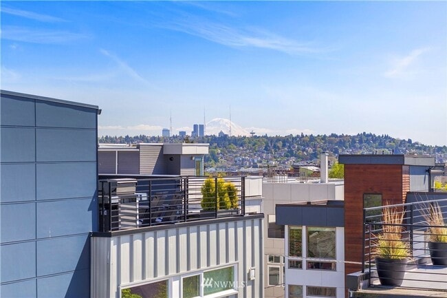 Building Photo - Modern & Chic Ballard Stand-Alone Home Nea...