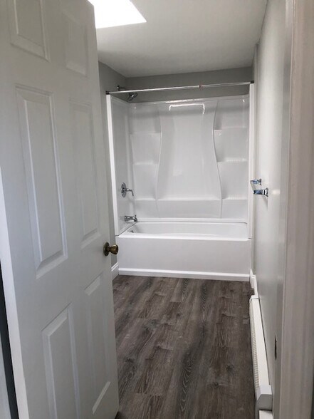 view into secondary tub/shower - 940 W Main St