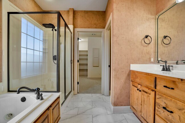 Building Photo - Executive Bentonville Home convenient to WM Home Office and more!