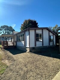 Building Photo - Two Bedroom House