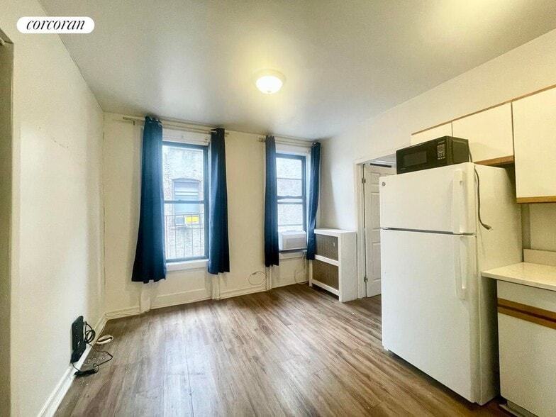 Building Photo - 200 W 109th St