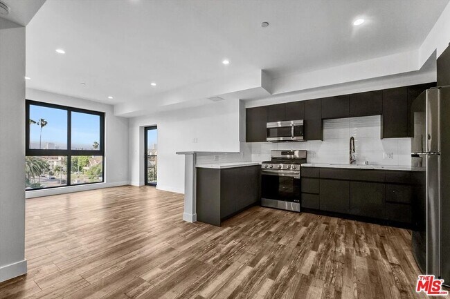 Building Photo - 1537 S Wilton Pl