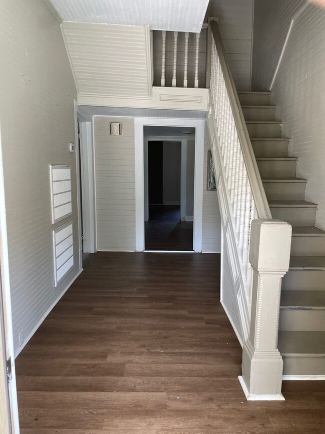 Building Photo - 4 BED 2 BATH TWO STORY HOME IN TROY!