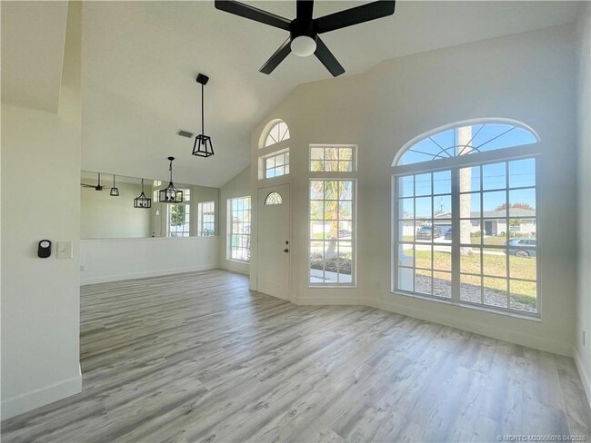 Building Photo - 4690 SW Babylon St