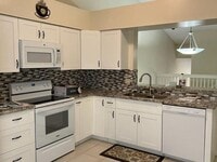 Building Photo - Beautiful 3/2 unit in carriage homes commu...