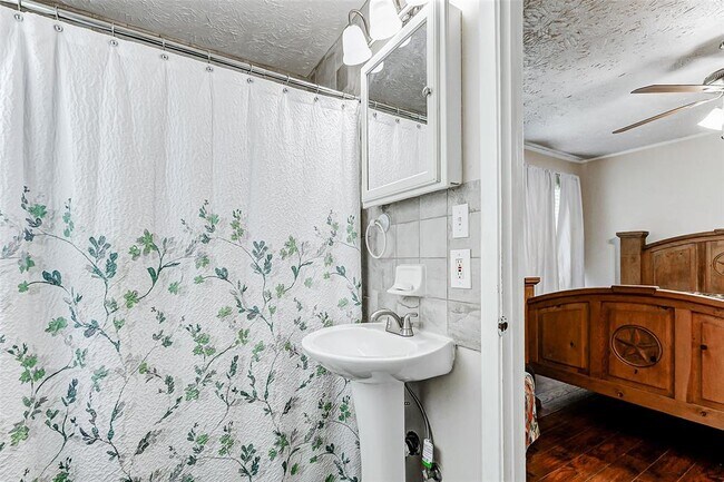 Building Photo - 465 Water View Dr