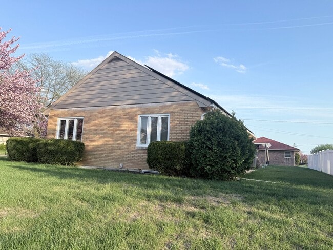 Building Photo - 1830 Laubach Ave
