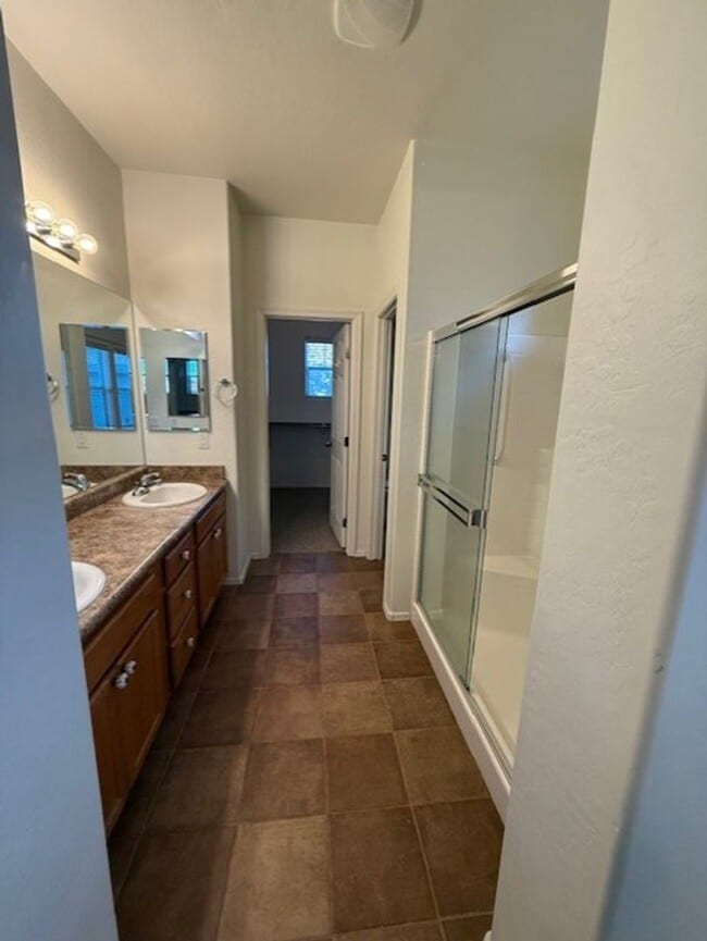 Building Photo - Reduced!!!  Beautiful 2-bedroom 2 Bath with Den in Mountain Gate Contact Property Pros