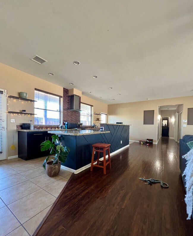 Building Photo - Charming , Single story 3 Bedroom , 2 Bath Home!