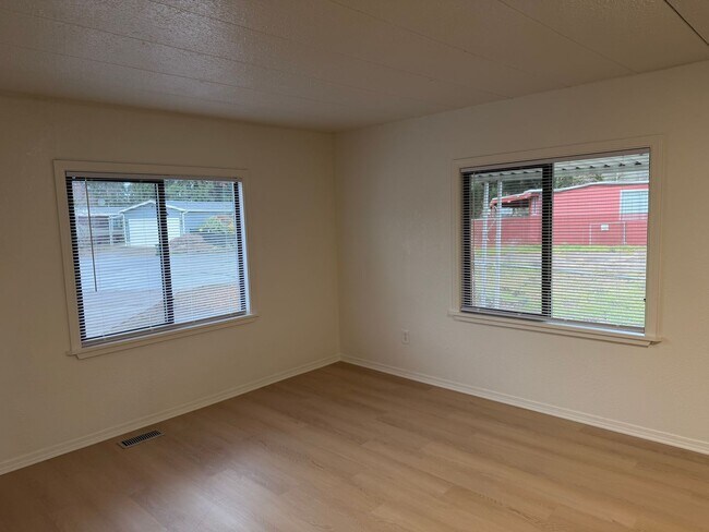 Building Photo - Updated 3 bedroom 2 bathroom house in Springfield!