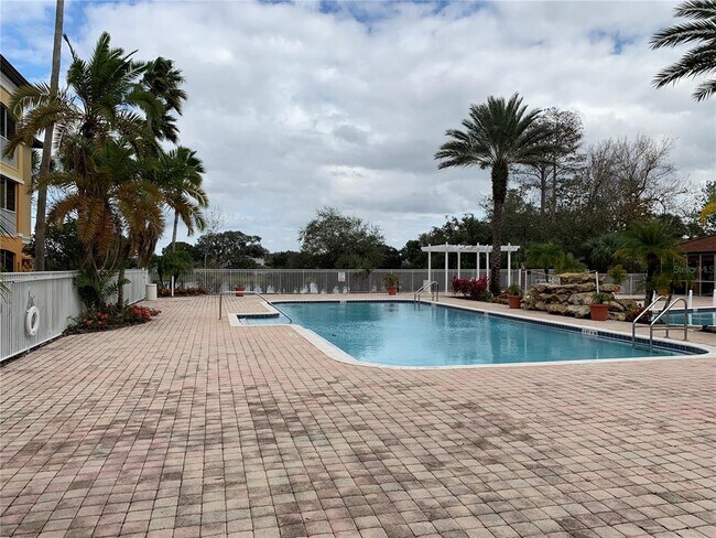 Building Photo - 5455 Vineland Rd