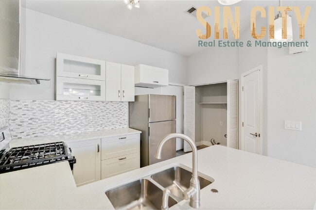 Building Photo - 2854 W Agate Ave