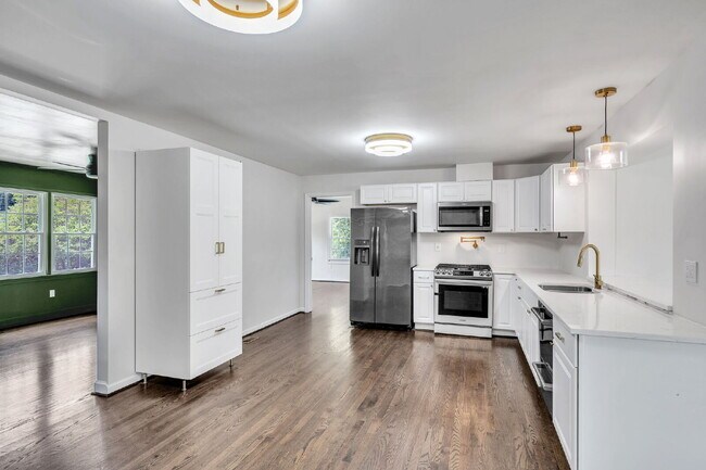Building Photo - Beautiful 5 Bedroom 3 Bathroom Retreat with Fenced Backyard $2,200/mo rent
