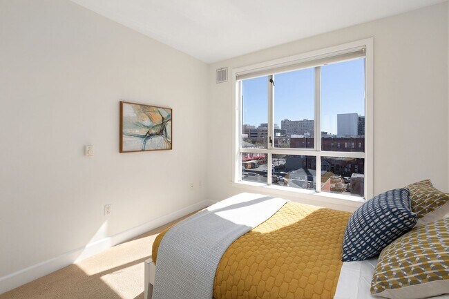 Building Photo - Great natural light in a large condo near ...