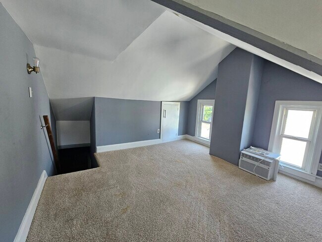 Building Photo - 526 Ridge St