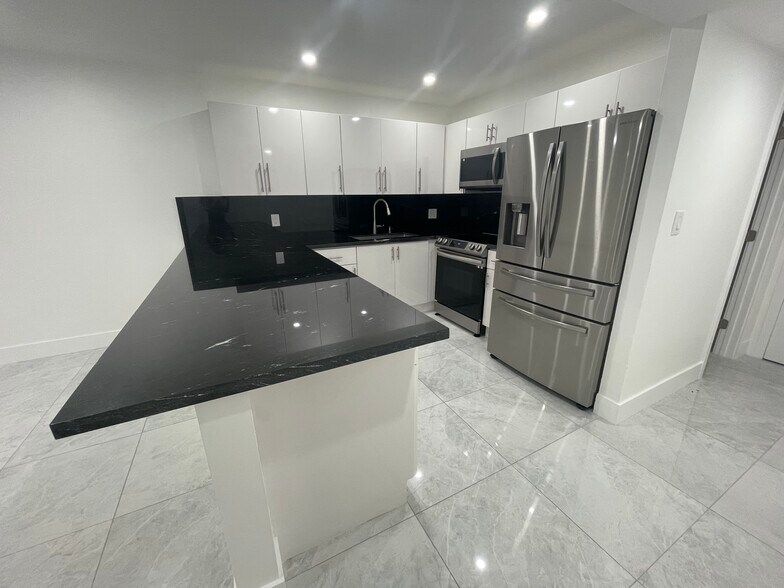 Kitchen - 6070 W 19th Ave