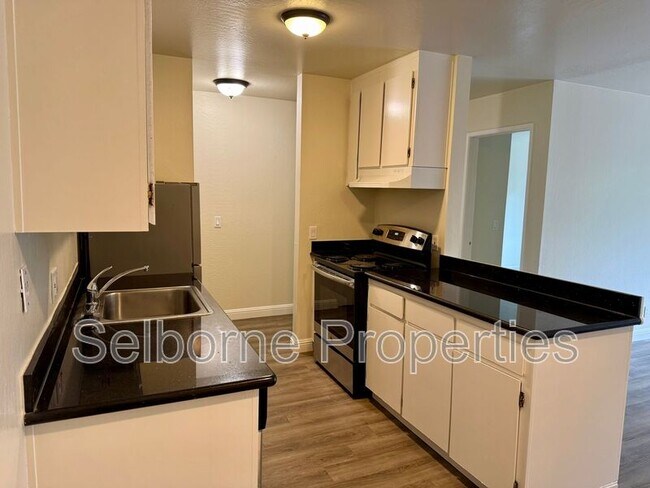 Building Photo - 121 41st St