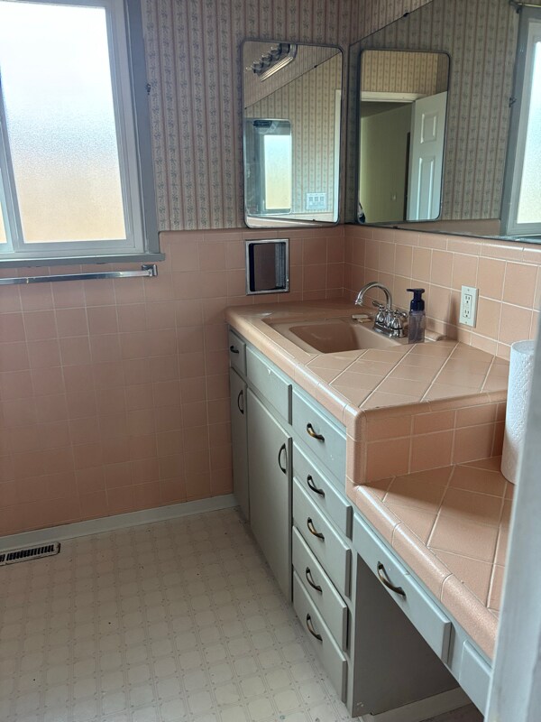 Building Photo - 626 Civic Center Dr