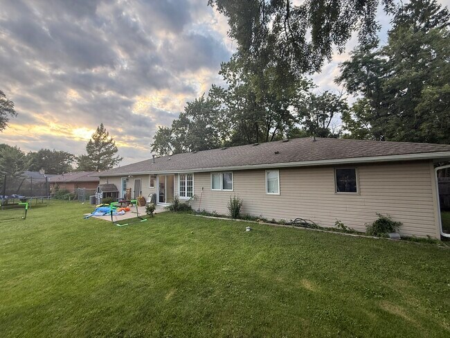 Building Photo - 122 Gall Ln