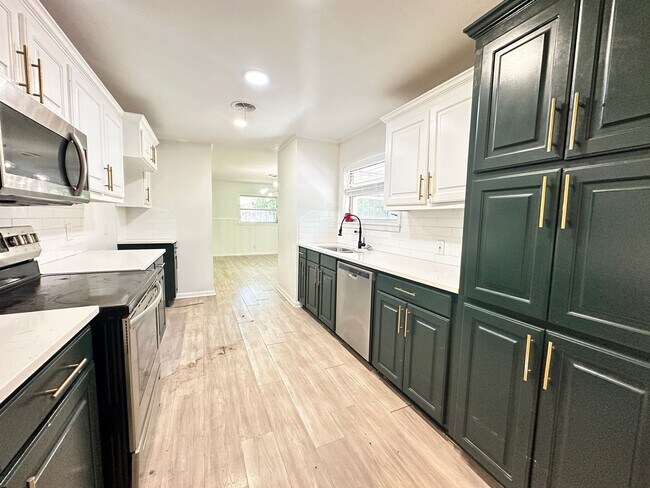 Building Photo - CHARMING REMODELED HOME IN SOUTHERN HILLS