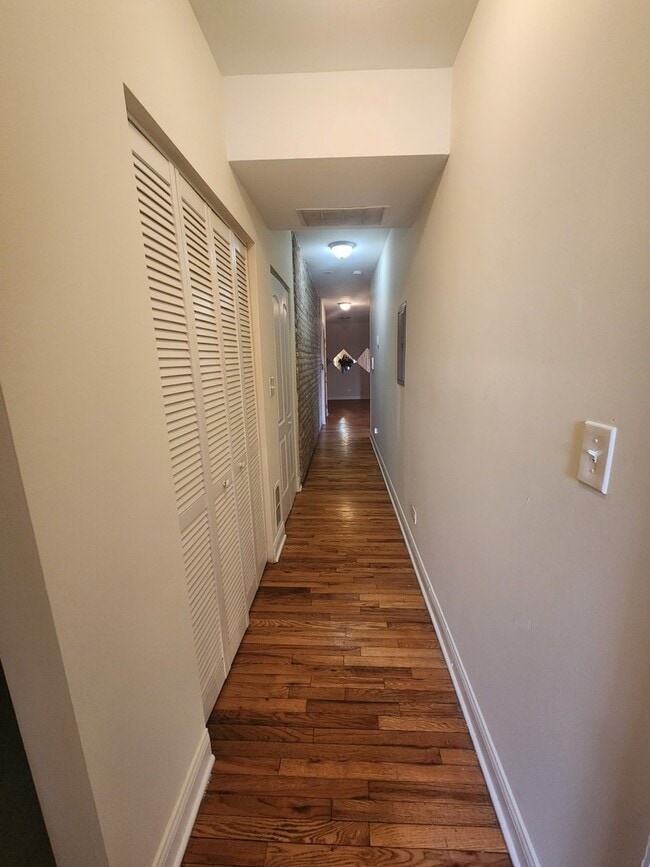 Building Photo - 5014 N Harding Ave