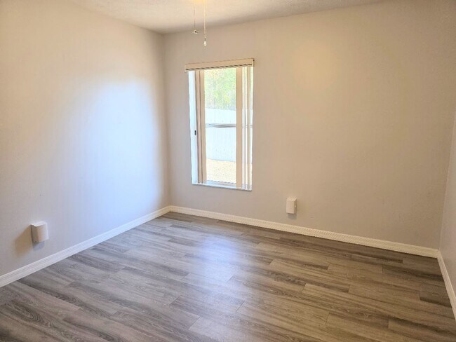 Building Photo - 3 bedroom, 2 bath, 2 car garage on a large lot!