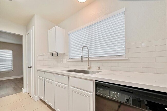 Building Photo - 5711 Silver Oak