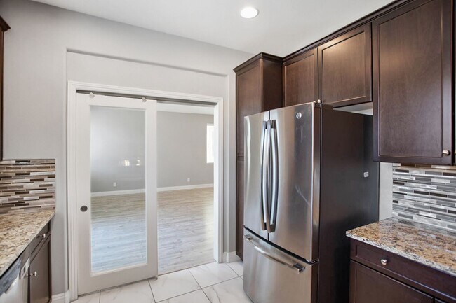 Building Photo - 4 Bed, Beauty With First Floor Bed And Full Bath