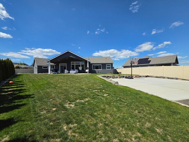 Building Photo - $4,800 - 5 Bed / 3 Bath Custom Built Home w/ Private Sport Court & Golf Green