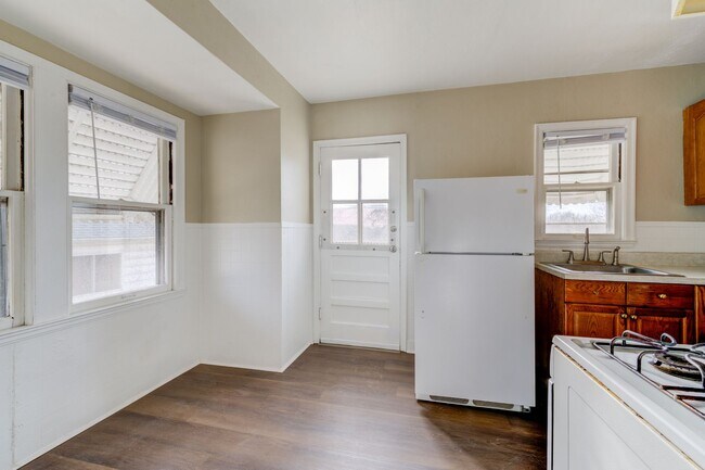 Building Photo - Cute 2 bedroom single family house in Bel-nor with attached garage.