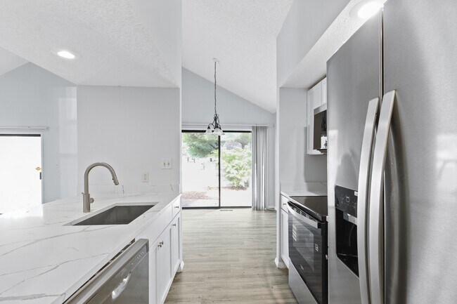Building Photo - 2302A Melrose Dr
