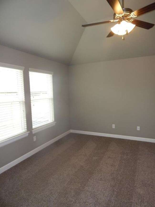 Building Photo - $1000.00 OFF 1ST MONTH RENT