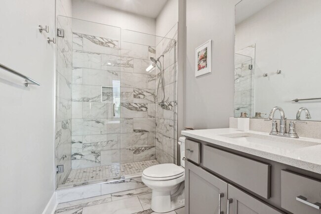 Building Photo - 2135 24th Ave N